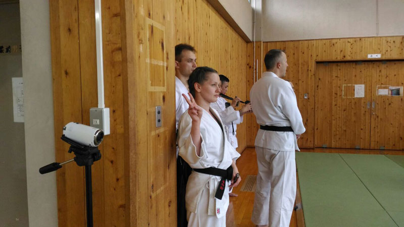 Незадолго до начала выступления Эмбукай